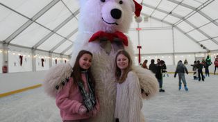 Nowy Tomyśl: Lodowisko otwarte. Na płycie pojawił się wyjątkowy gość