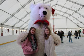 Nowy Tomyśl: Lodowisko otwarte. Na płycie pojawił się wyjątkowy gość