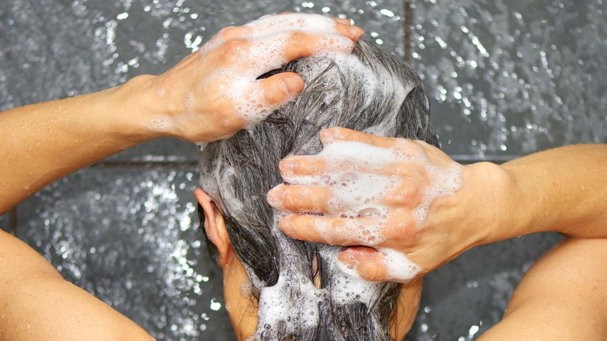 Tak pozbędziesz się siwych włosów. Wystarczy przygotować miksturę z czarnej herbaty