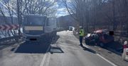Czołowe zderzenie fiata i ciężarowego mercedesa. Zginęła 33-letnia kierująca osobówką