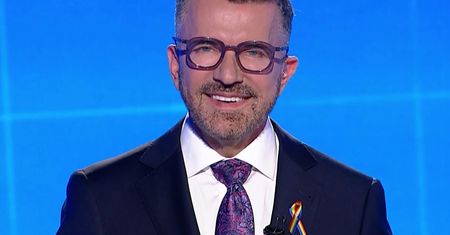 Poprowadził "19.30" z tęczową przypinką przy marynarce. "Tak samo jak przypinamy żonkile"