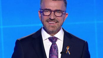 Poprowadził "19.30" z tęczową przypinką przy marynarce. "Tak samo jak przypinamy żonkile"