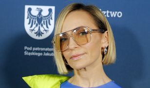 Ania Wyszkoni w kolorowej stylizacji na Fryderykach. Sukienka podkreśliła jej idealną figurę