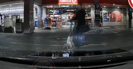 Hulajnogą rzucił się w pościg za autem. Powód po prostu szokuje
