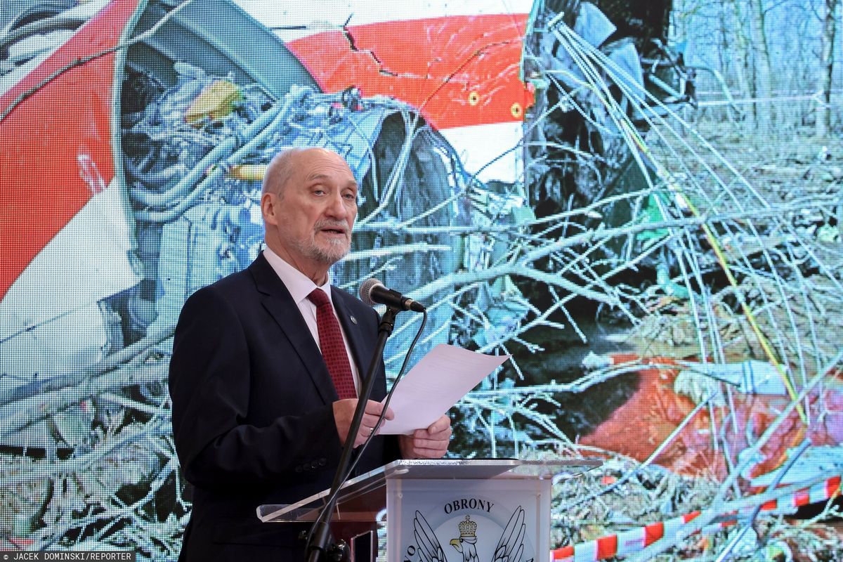 Antoni Macierewicz podczas prezentacji raportu podkomisji smoleńskiej, 11.04.2022