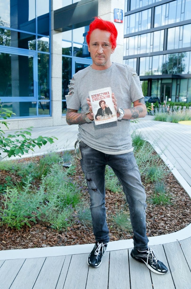 Michał Wiśniewski wspiera mamę podczas premiery jej książki, "Dziewczynka z kieliszkami"