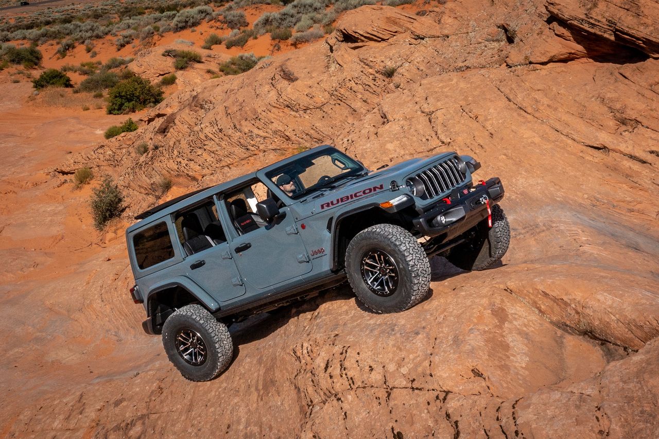 Jeep opublikował cennik odświeżonego Wranglera. Wraca wersja bez hybrydy, czyli taniej i lepiej