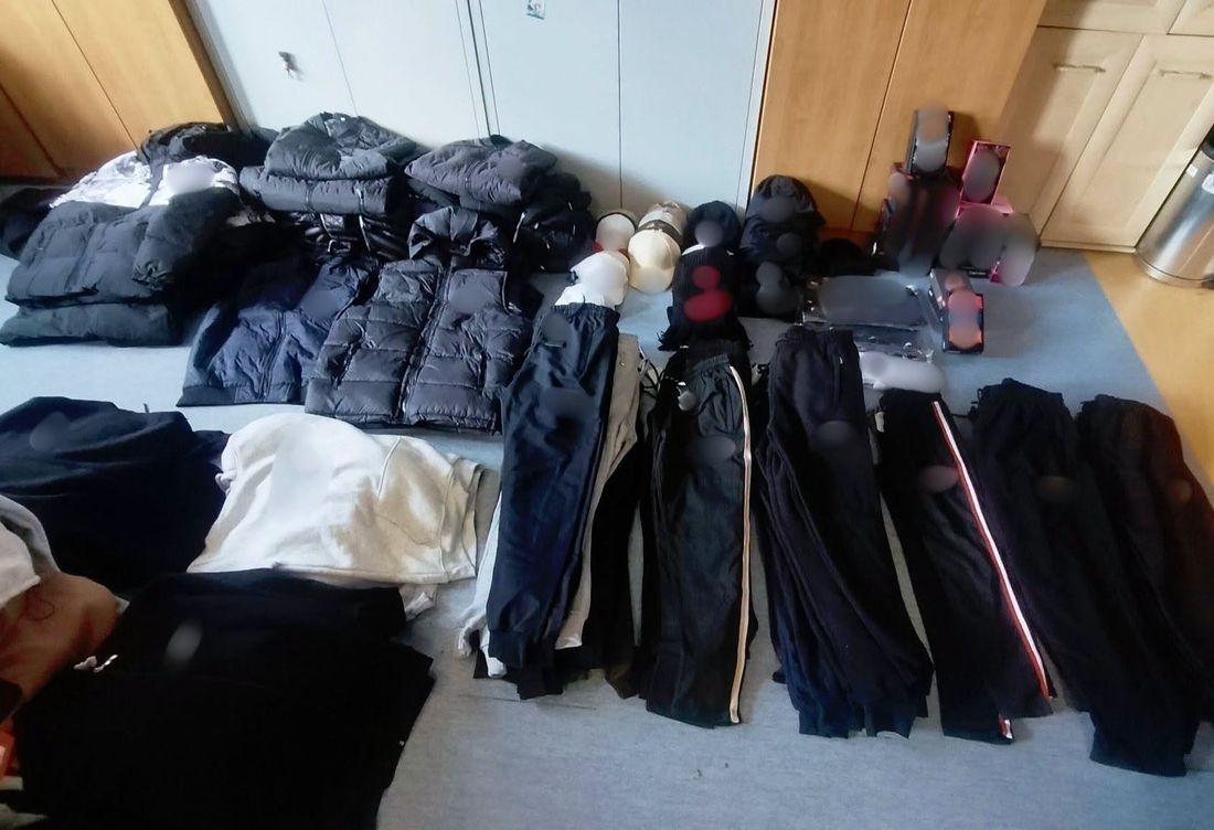 Podróbki znanych marek na targowisku. Policja zabezpieczyła ponad 300 sztuk odzieży!