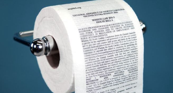 Agencja McKinney drukuje na papierze toaletowym przepisy dyskryminujące mniejszości seksualne (wideo)