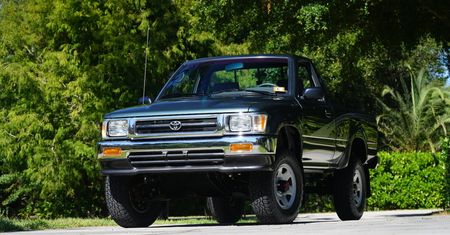 Toyota Pickup z przebiegiem, w który trudno uwierzyć. Właśnie trafiła na sprzedaż