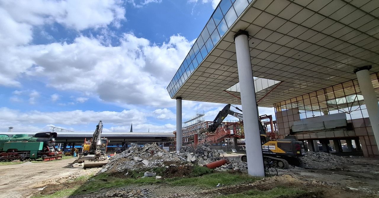 Częstochowa: Ikoniczny dworzec PKP znika mimo protestów. Burzą budynek znany z serialu Netflixa "Rojst Millenium"