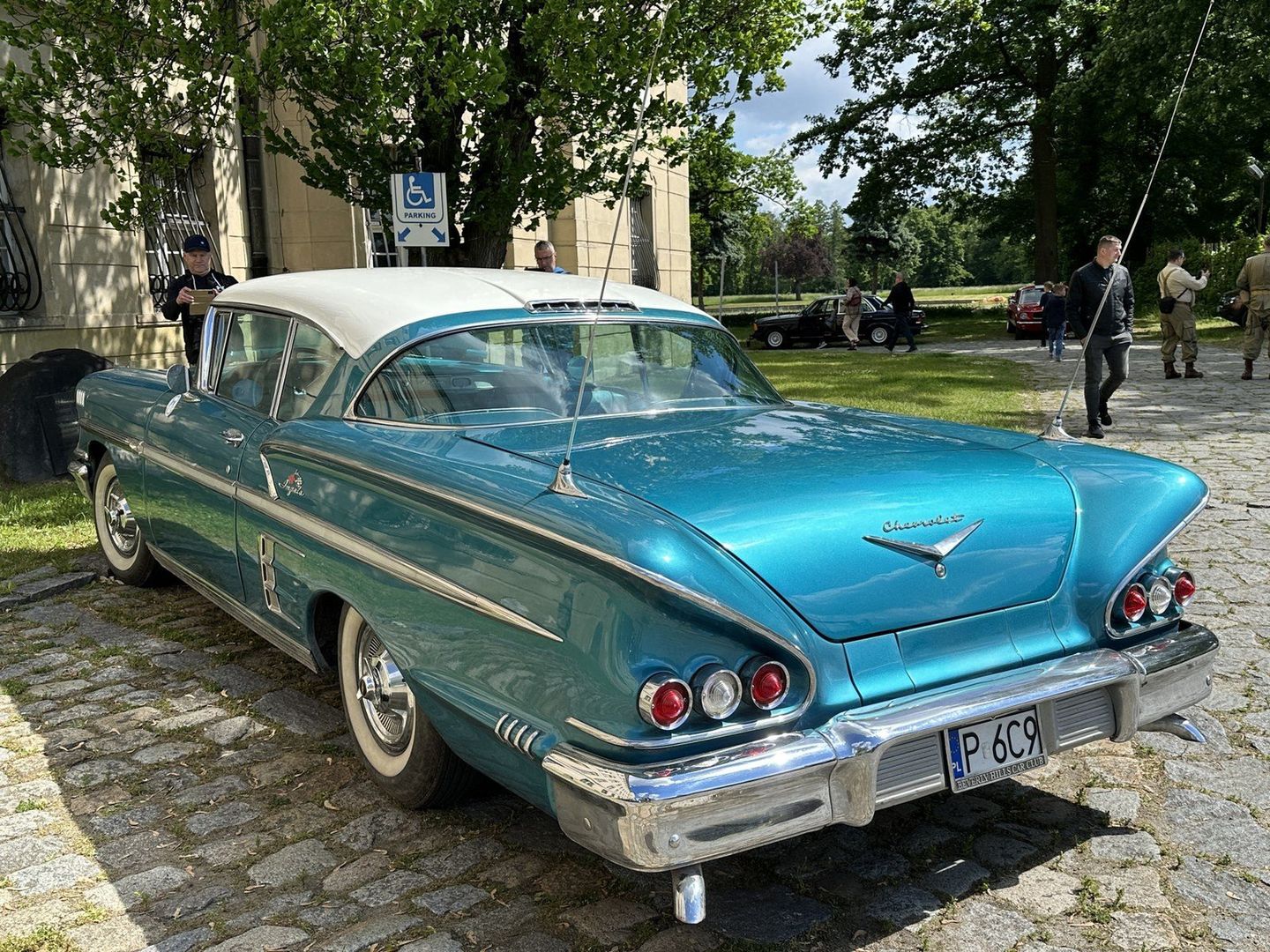 Ogromny cadillac impala z białym dachem zachwyca
