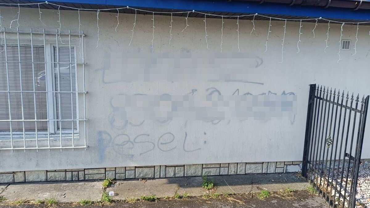 Wandal namalował na elewacji komisariatu swoje imię i pesel