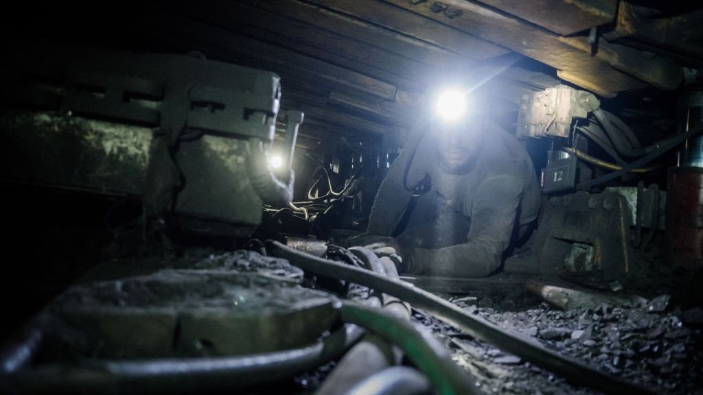 Górnik w kopalni w Donbasie