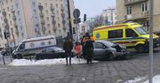 Warszawa: Zderzenie ambulansu na sygnałach z autem osobowym na Ochocie. Jedna osoba w szpitalu
