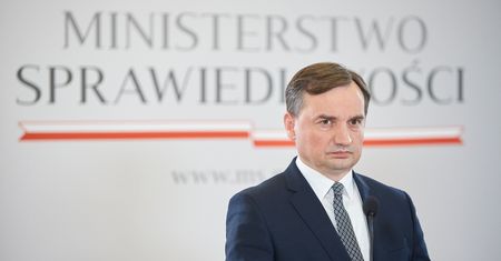 "Historyczny błąd Morawieckiego". Polacy zgadzają się z Ziobrą? Sondaż dla WP