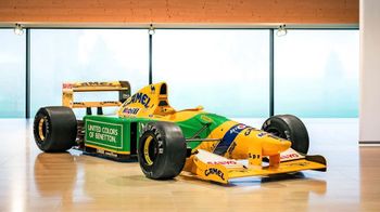 Schumacher odniósł w nim pierwsze zwycięstwo. Teraz bolid jest na sprzedaż