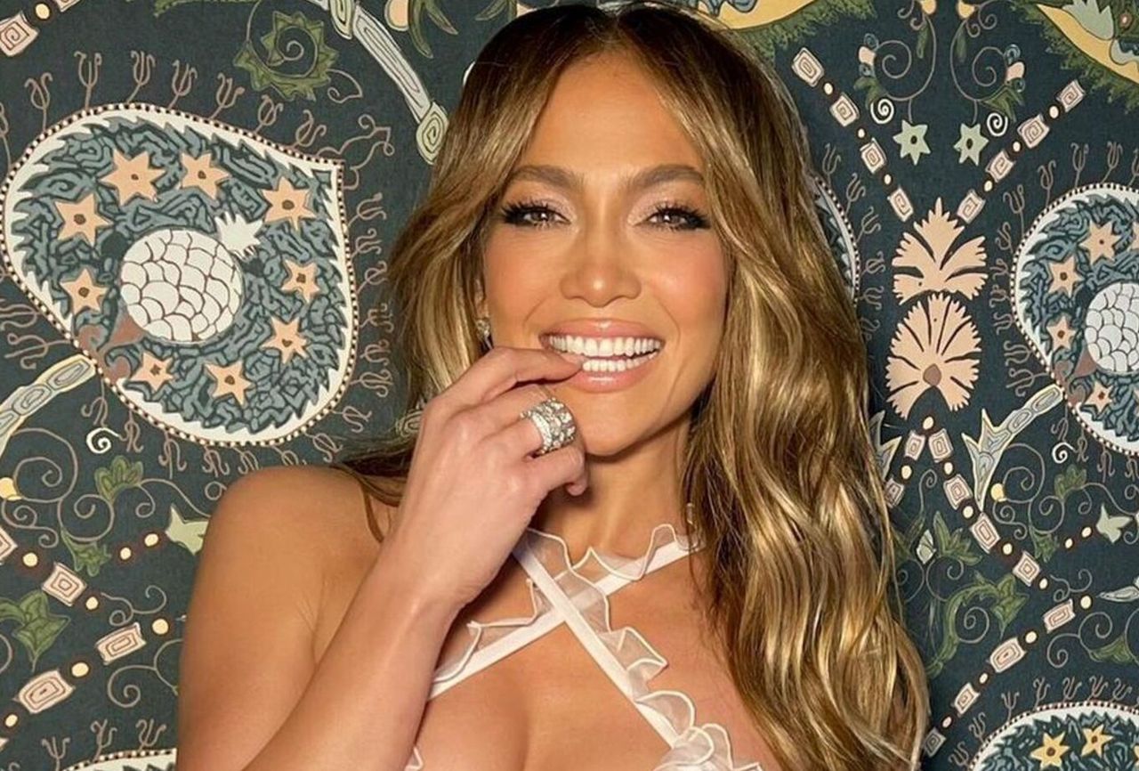 Jennifer Lopez owinięta kokardąInstagram/jlo