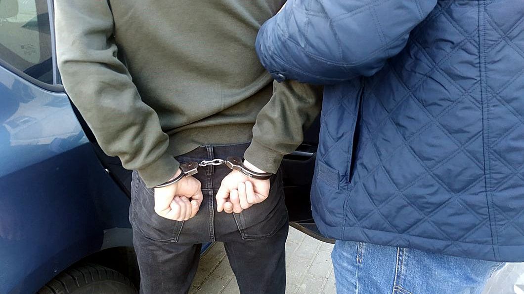 Przewoził porsche nielegalnych imigrantów 