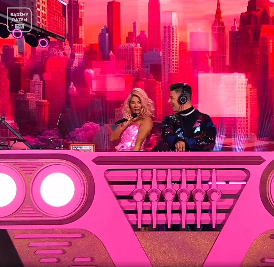 Edyta Górniak jako Barbie na scenie Sylwestra z Dwójką