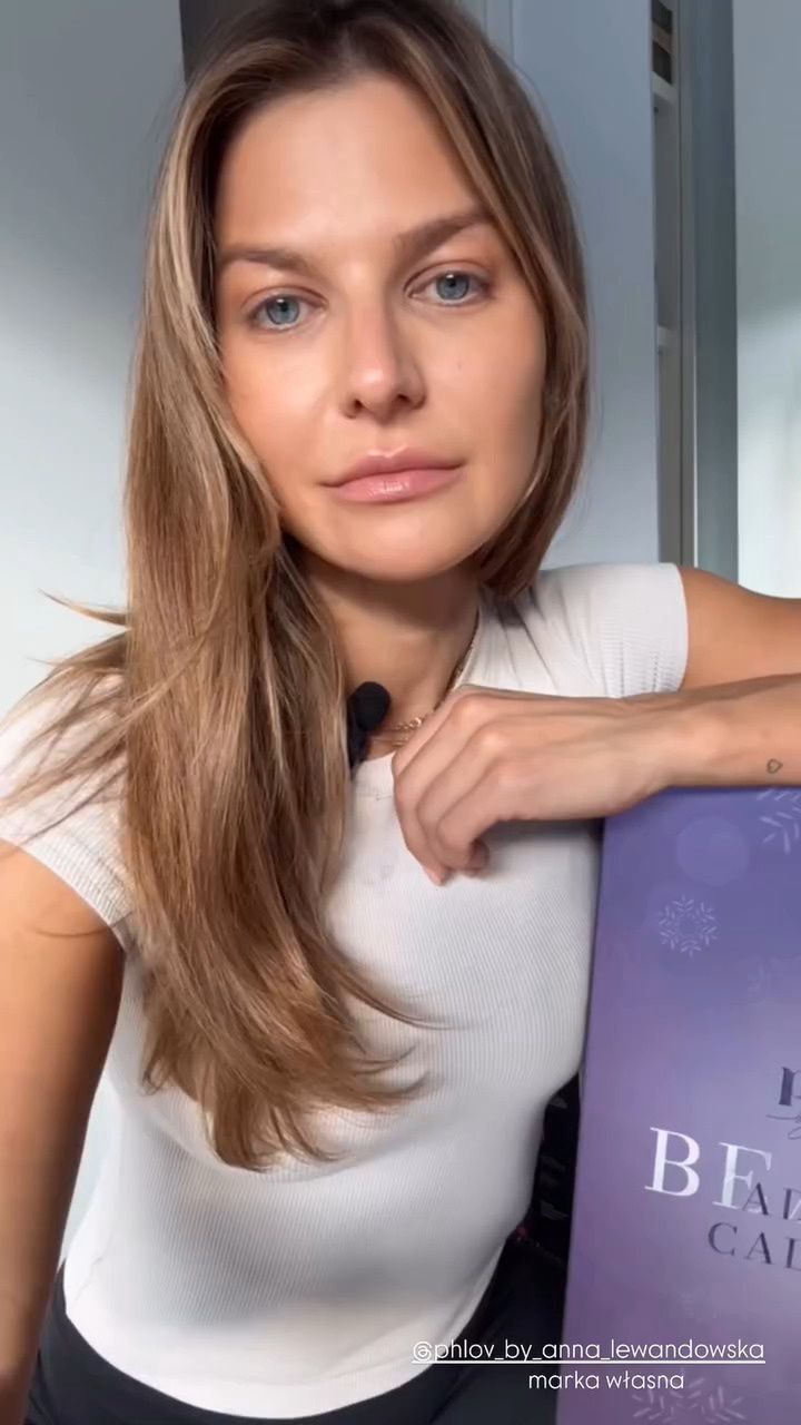 Anna Lewandowska sprzedaje kalendarze adwentowe