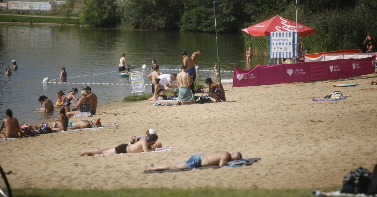 Katowice: Trzy Stawy pełne plażowiczów. Mieszkańcy szukają ochłody nad ulubionym akwenem. Zobacz jak rozpoczęli długi weekend