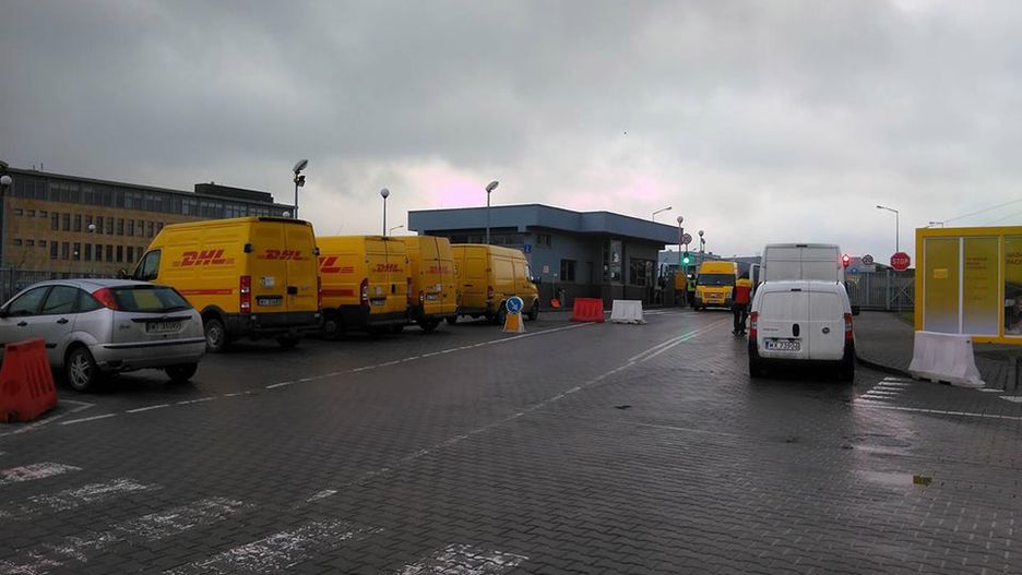 Tak w piątkowe przedpołudnie wyglądała sytuacja na bazie DHL w Warszawie