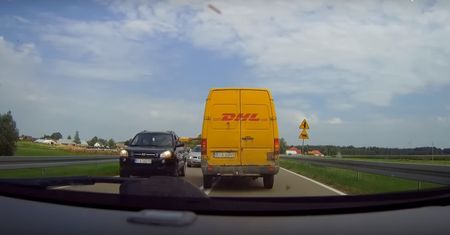 Przekazanie przesyłki na środku drogi. Kurier DHL zaskoczył kierowców