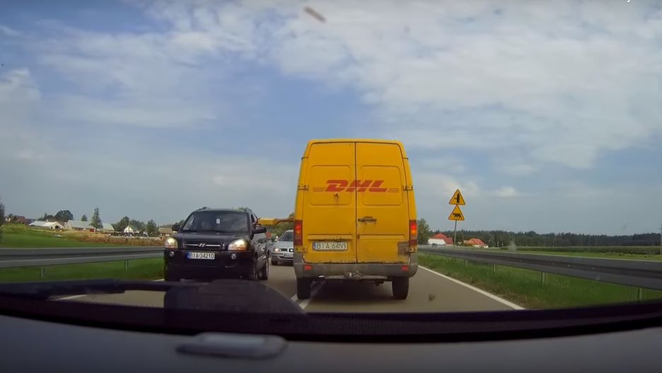 Przekazanie paczki na środku drogi? Dlaczego nie. Czas to pieniądz!