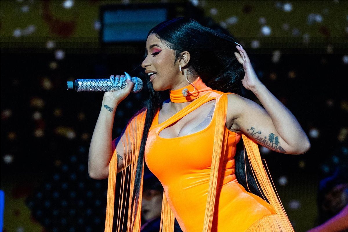 Cardi B zrzuciła perukę podczas koncertu. Teraz jej szuka