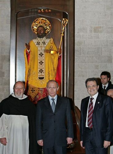 Prezydent Putin w bazylice świętego Mikołaja w Bari