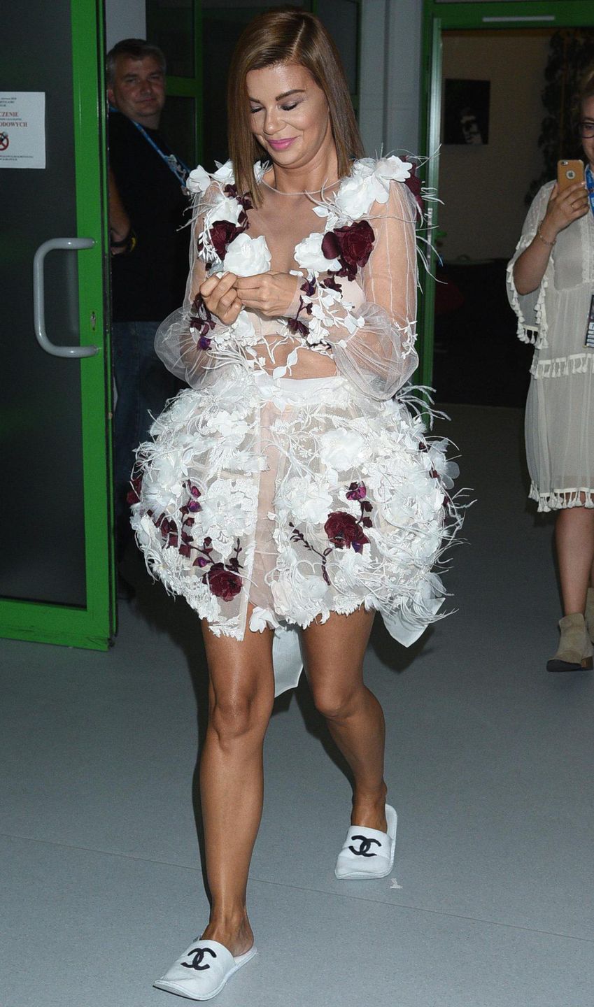 Edyta Górniak w kapciach Chanel za kulisami festiwalu w Opolu 2018