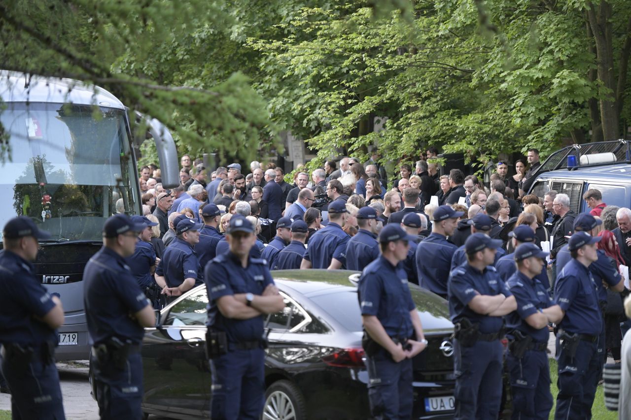 Ekshumacja Arkadiusza Rybickiego. Protest i kordon policji przed cmentarzem 