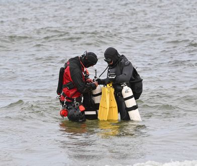 Wyławiają zwłoki dziecka, a z plaży zbiega się tłum. Ludzie, okażcie trochę człowieczeństwa!