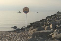 Darłówko. Makabryczna ciekawość plażowiczów. "Zabrać dzieci!"