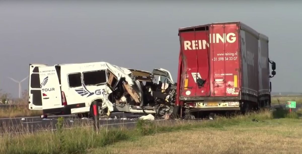 Polski bus rozbił się w Holandii. Kierowca wjechał w ciężarówkę