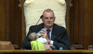 Ten widok rozczulił świat. Nagranie z parlamentu hitem 2019 roku