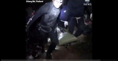Tajlandia. Tak wynosili chłopców z zalanej jaskini Tham Luang. Na jaw wyszło wstrząsające nagranie