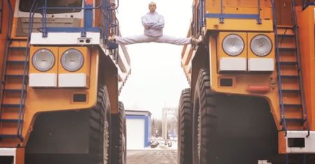 "Chuck Norris akceptuje". Białorusin parodiuje gwiazdy kina akcji