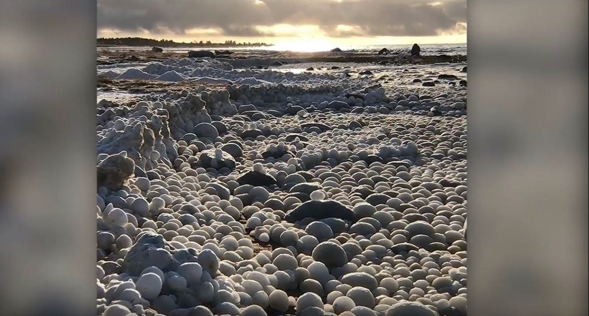 Tajemnicze lodowe kule pokrywały kilometry plaży