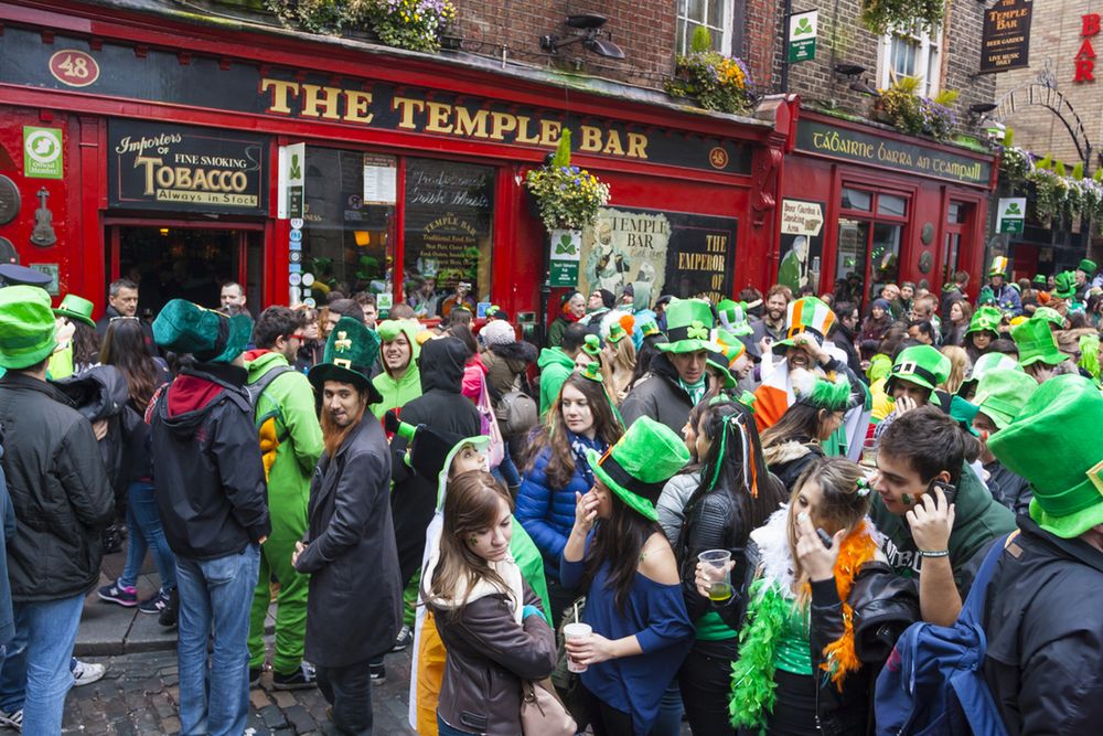 17 marca ulice irlandzkich miast są pełne świętujących ludzi w różnym wieku
