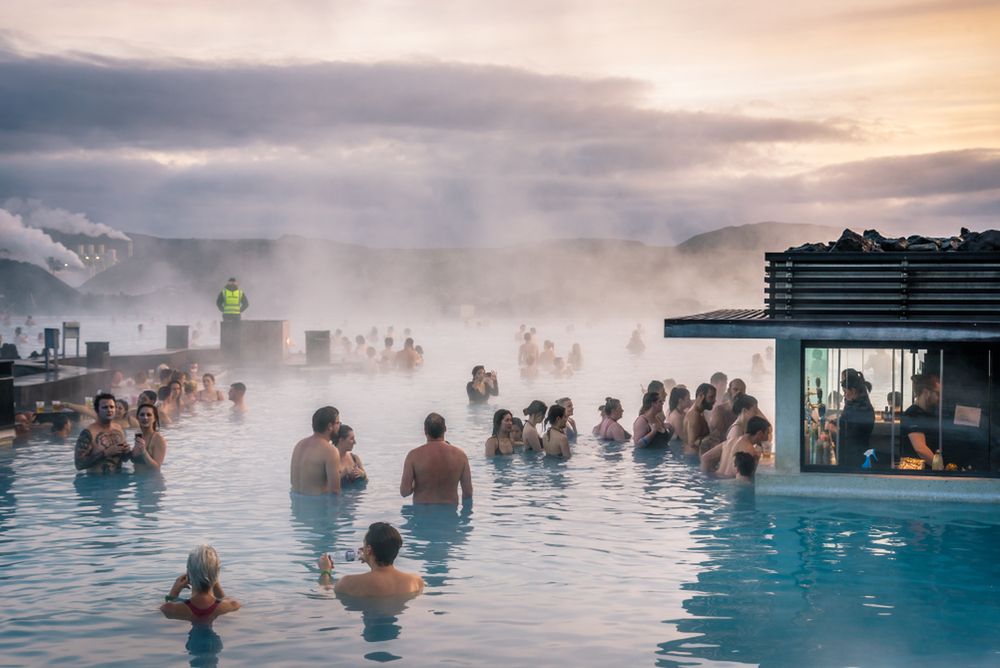 Na Islandii, oprócz źródeł naturalnych, są jeszcze dobrze zorganizowane komercyjne miejsca - Thermal baths - najczęściej kompleksy basenów na otwartym powietrzu