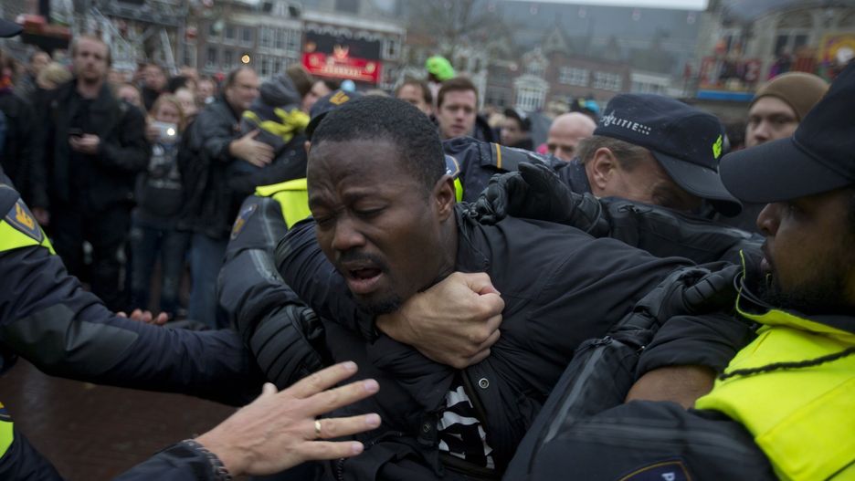 Protesty przeciwko holenderskiej tradycji świątecznej "Czarnych Piotrusiów" 