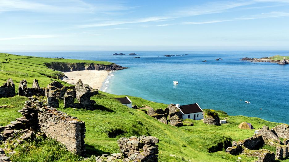 Wiosną i latem przyroda na wyspie wygląda zachwycająco