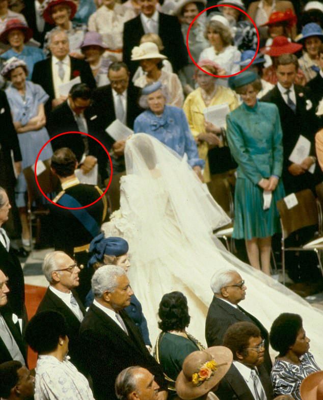 Księżna Diana i książę Karol podczas ślubu. W tłumie można dostrzec Camillę Parker-Bowles