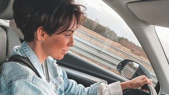 Dorota Gardias prowadzi auto z psem na kolanach. Fani: "To niebezpieczne. Liczy się ilość lajków?"