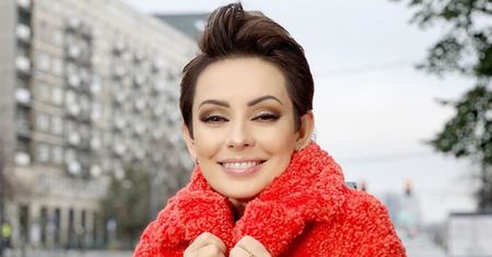 Dorota Gardias w odważnym dekolcie. Zdjęcie ma pokazać... nową fryzurę