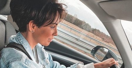 Dorota Gardias prowadzi auto z psem na kolanach. Fani: "To niebezpieczne. Liczy się ilość lajków?"