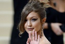 LOOK OF THE DAY: Gigi Hadid w asymetrycznej kreacji