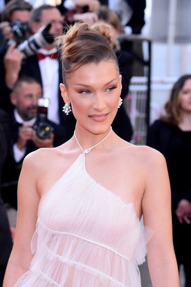 Bella Hadid - dodatki do sukienki, Cannes 2019